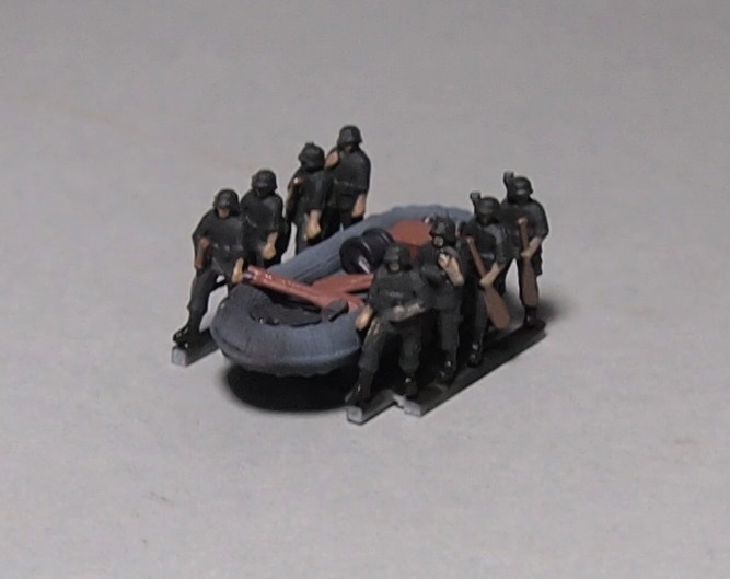 German Assault Team Landing /w Rubber Dinghy gray